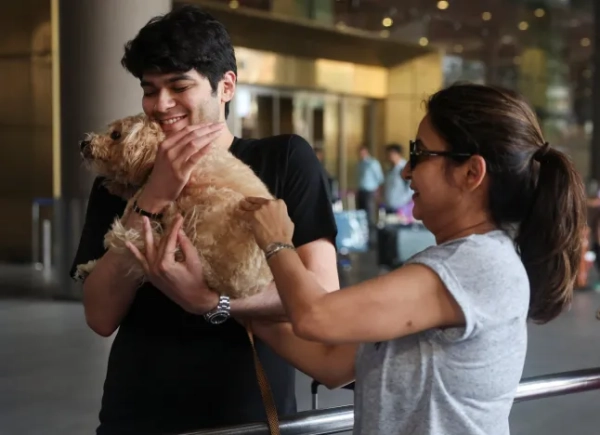 Адіт, який застряг у Дубаї через конфлікт між США та Ізраїлем з Іраном, вітає свого собаку, коли прибуває до Міжнародного аеропорту імені Чатрапаті Шиваджі Махараджа в Мумбаї, Індія, 3 березня 2026 року. REUTERS/Francis Mascarenhas