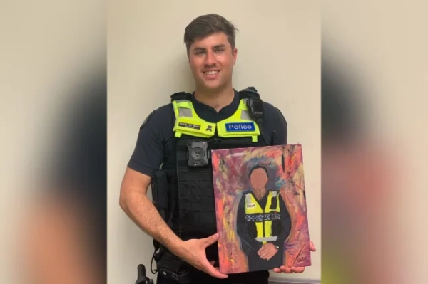 На недатованому наданому зображенні, отриманому у четвер, 4 вересня 2025 року, старший констебль Вадим Де Варт-Готтарт позує для фотографії. (ПР-РОЗДАТКОВИЙ МАТЕРІАЛ/Надано поліцією Вікторії) АРХІВУВАННЯ ЗАБОРОНЕНО, ЛИШЕ ДЛЯ РЕДАКЦІЙНОГО ВИКОРИСТАННЯ, AAP НАДАЄ ДОСТУП ДО ЦЬОГО РОЗДАТКОВОГО ЗОБРАЖЕННЯ ДЛЯ ВИКОРИСТАННЯ ВИКЛЮЧНО З МЕТОЮ, ДЛЯ ЯКОЇ ЗОБРАЖЕННЯ БУЛО НАДАНО, - ДЛЯ ПОВІДОМЛЕННЯ ПРО ПОДІЇ АБО ФАКТИ, ЗОБРАЖЕНІ НА ЗОБРАЖЕННІ 15067727