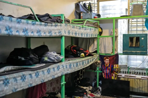 На фотографії, отриманій іранським інформаційним агентством Mizan 16 жовтня 2022 року, видно порожні двоярусні ліжка всередині сумнозвісної в'язниці Евін, що на північний захід від столиці Ірану Тегерана. Вісім іранських ув'язнених загинули внаслідок пожежі, що вирувала в сумнозвісній тегеранській в'язниці Евін, повідомила судова влада 17 жовтня, що подвоїло офіційну кількість жертв пожежі, яка ще більше посилила напруженість через місяць після початку протестів, спричинених смертю Махси Аміні. Влада Ісламської республіки звинуватила в пожежі пізно ввечері 15 жовтня «заворушення та зіткнення» серед ув'язнених, але правозахисні групи заявили, що сумніваються в офіційній версії подій, а також побоюються, що реальна кількість жертв може бути ще вищою. (Фото KOOSHA MAHSHID FALAHI / MIZAN / AFP) (Фото KOOSHA MAHSHID FALAHI/MIZAN/AFP via Getty Images)