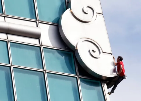 Скелелазіння - Альпініст Алекс Хоннольд вільно піднімається на хмарочос Тайбей 101 - Тайбей, Тайвань - 25 січня 2026 року Альпініст Алекс Хоннольд у дії REUTERS/Ann Wang