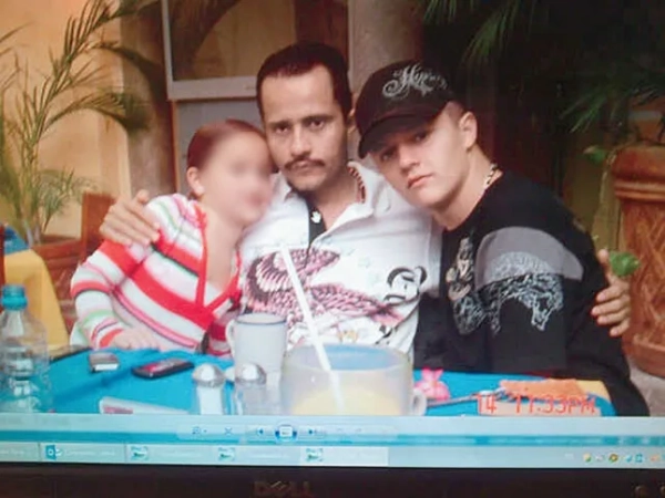 Чи можуть колишня дружина та донька Ель Менчо стати «нарко-королевами» картелю? 9 Немесіо Рубен Осегера Сервантес, також відомий як Ель Менчо, ймовірний лідер картелю «Нове покоління Халіско», зі своїм сином Рубеном Осегерою Гонсалесом, відомим як Ель Менчіто, на фотографії-речовині, яку використовували федеральні прокурори. (Окружний суд США, округ Колумбія)