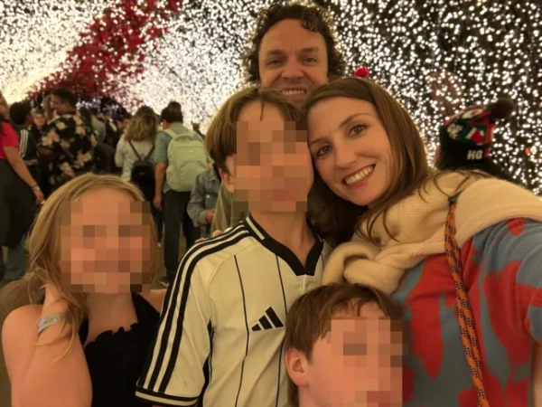 15706329 Жінка-генеральний директор загинула в аварії під час райської відпустки в Нікарагуа з чоловіком та трьома маленькими дітьмиКейсі Грелл загинула в трагічній аварії під час відпустки з родиною в Нікарагуа. Їй був 41 рік. Її син Джуліан, якому було лише 11 років, отримав важкі травми, його життя було доставлено до дитячої лікарні Сент-Луїса, і тепер його чекає довгий шлях до одужання. Кейсі залишає після себе чоловіка Дейва та трьох маленьких дітей: Джуліана (11), Кіта (9) та Деса (6).Кейсі була силою – блискучою, цілеспрямованою та пристрасною, з неймовірною здатністю глибоко спілкуватися з усіма, кого зустрічала. Вона заснувала Aux Insights, міжнародну консалтингову компанію з маркетингу, та обіймала посаду генерального директора. Але ніщо не пишалося їй більше, ніж материнство. Вона також була опорою сім'ї. У 2016 році Дейва, коли його збила машина, збила пішохода, і він мало не загинув. Кейсі проводила безсонні ночі біля його ліжка – як його дружина, опікун та захисниця – і все це, перебуваючи на дев'ятому місяці вагітності. Після його одужання вона стала основною годувальницею сім'ї, поки Дейв продовжував одужувати від хронічного болю. Кейсі допомогла своїй родині пройти через цю кризу. Тепер її немає, і їм доводиться жити без неї.