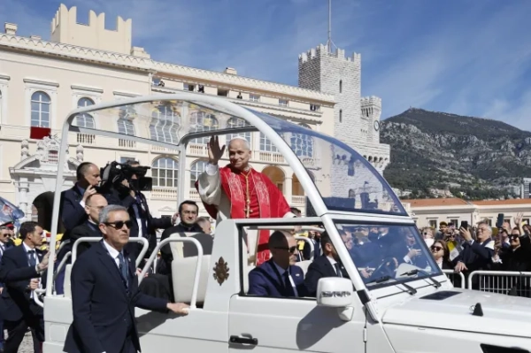 epaselect epa12856135 Папа Лев XIV махає рукою з папамобіля, залишаючи Княжий палац після церемонії привітання, у Монако, 28 березня 2026 року. Папа Лев XIV перебуває з апостольською подорожжю до Монако. EPA/SEBASTIAN NOGIER