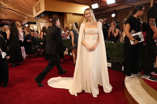 Кейт Хадсон розкритикували за те, що вона «не така вже й багата» на червоній доріжці з фільму «Непо, бебі» 11