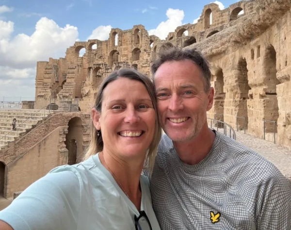 Недатоване архівне фото сімейного роздаткового матеріалу британської пари Ліндсі та Крейга Форманів зі Східного Сассексу, яких затримали в Ірані. Джо Беннетт, син британки, затриманої разом зі своїм чоловіком в Ірані, закликав уряд Великої Британії «вийти та захистити їх», коли вони готуються провести Різдво в сумнозвісній тегеранській в'язниці Евін. Дата випуску: неділя, 21 грудня 2025 року. Фото PA. Авторство фото має бути вказане: Family Handout/PA Wire. ПРИМІТКА ДЛЯ РЕДАКТОРІВ: Це фото з роздаткового матеріалу може використовуватися лише для редакційних репортажів для сучасної ілюстрації подій, речей або людей на зображенні або фактів, згаданих у підписі. Повторне використання зображення може вимагати додаткового дозволу від власника авторських прав.