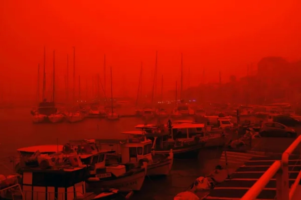 Причал міста Іракліон вкритий червоним пилом, що надходить з Африки, острів Крит, Греція, 1 квітня 2026 року. EPA/НІКОС ХАЛКІАДАКІС