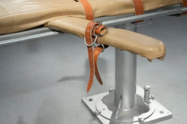 На столі для смертельних ін'єкцій у камері для страт виправної установи штату Юта після страти Таберона Хоні у четвер, 8 серпня 2024 року, у Солт-Лейк-Сіті показано фіксатор. (Фото AP/Рік Боумер, басейн)