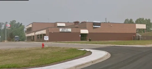 15548361 - Стрілянина у середній школі в Канаді: щонайменше 10 загиблих, десятки поранених, поліція стверджує, що серед загиблих є підозрюваний (ФОТО: Середня школа Тамблер-Рідж)