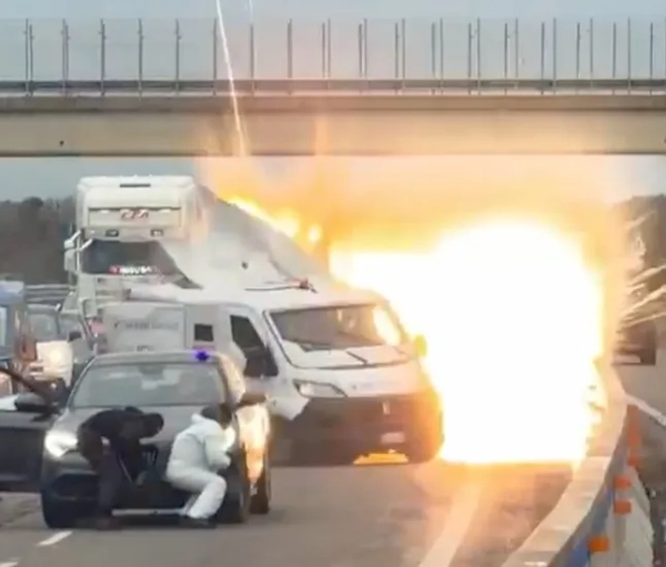 Крадіжки: Озброєні грабіжники блокували італійські автомагістралі та підривали броньовані фургони. Кредит не підтверджено.