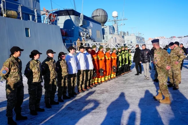 epa12755036 Король Данії Фредерік X (від Республіки Колумбія) відвідує Арктичне базове навчальне та Арктичне командування в Нууку, Гренландія, 18 лютого 2026 року. Король перебуває з триденним візитом у Гренландії. EPA/Bo Amstrup ДАНІЯ ВИЇЗД