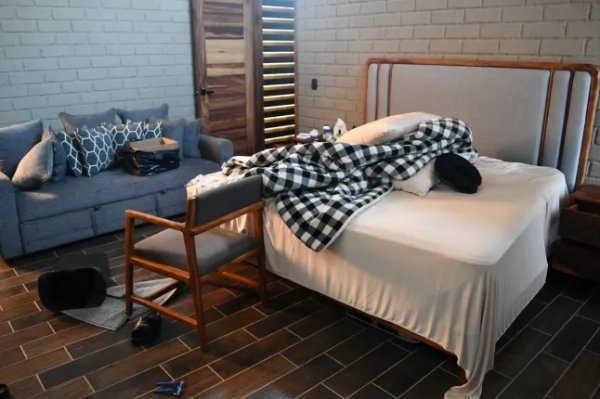 Постільна білизна в будинку, де лідер мексиканського наркокартелю Немесіо Осегера, більш відомий як «Ель Менчо», провів свої останні години, перш ніж був поранений під час військового рейду та згодом помер під час транспортування на гелікоптері, поблизу Тапальпи, Мексика, 24 лютого 2026 року. REUTERS/Liberto Urena