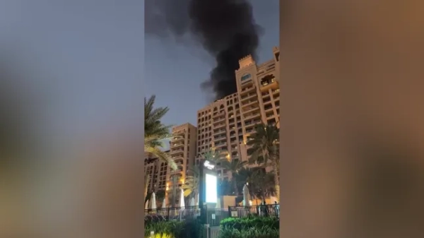 ** АВТОР ПРОСИТЬ ЗАБОРОНИТИ ВИКОРИСТАННЯ THE SUN ** Відеозапис, на якому британська пара, яка проводить медовий місяць у Дубаї, була налякана ракетним ударом, що влучив у їхній готель на березі моря, від чого полум'я злетіло в небо, а уламки вилетіли на їхній балкон. 42-річний Метью Макгінн стояв лише за два метри від свого вікна у готелі Fairmont Palm, коли в суботу (28 лютого) розкішним курортом пронісся потужний вибух, що викликало паніку серед гостей, оскільки ракети були перехоплені над головою. Напад стався на тлі ескалації напруженості на Близькому Сході, коли Іран завдав ракетних ударів та ударів безпілотниками через Перську затоку у відповідь на військові дії Заходу, що призвело до закриття повітряного простору та скасування тисяч рейсів. На відеозаписі, зробленому з готельного номера пари, видно полум'я, що спалахує біля готелю на березі моря через кілька хвилин після вибуху, коли шоковані гості намагаються врятуватися. Фото опубліковано 02/03/2026