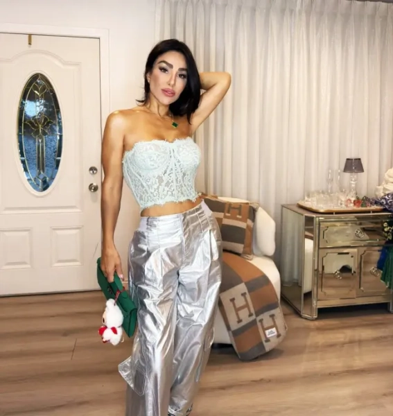 Жінка з чорним волоссям позує