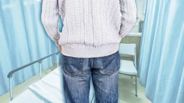 Задній вид чоловіка в повсякденному одязі, ізольованого на білому тлі