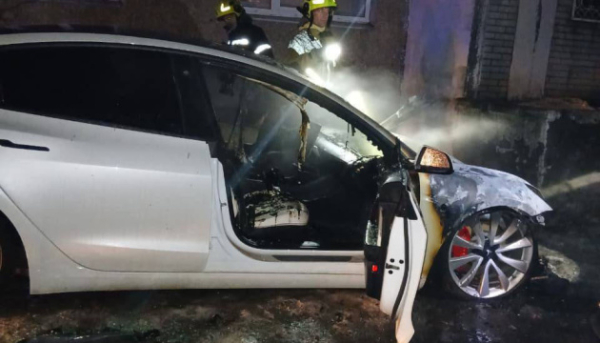 У Києві затримали дівчину та хлопця за підпали трьох автомобілів Tesla на замовлення