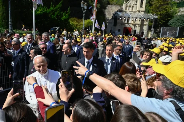 Папа Лев XIV вітає молодь та катехуменів, залишаючи церкву Святої Девоти в Монте-Карло, Монако, 28 березня 2026 року. Папа Лев XIV вирушає до середземноморського князівства Монако на Французькій Рив'єрі, яке понтифік несподівано обрав для своєї першої поїздки до Західної Європи під час свого папства. Папа, що народився в США, колишній місіонер, який критикував заможну еліту, прилетить гелікоптером на день до другої за величиною держави світу, найвідомішої своїми казино, розкішними яхтами та ресторанами, відзначеними зірками Мішлен. (Фото Фредеріка Дідеса / AFP via Getty Images)