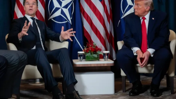 ДАВОС, ШВЕЙЦАРІЯ – 21 СІЧНЯ: Президент США Дональд Трамп (праворуч) слухає виступ Генерального секретаря НАТО Марка Рютте під час двосторонньої зустрічі в кулуарах щорічного засідання Всесвітнього економічного форуму (ВЕФ) 21 січня 2026 року в Давосі, Швейцарія. Щорічна зустріч політичних та бізнес-лідерів відбувається на тлі зростання напруженості між Сполученими Штатами та Європою з низки питань, включаючи обіцянку Трампа придбати Гренландію, напівавтономну територію Данії. (Фото Чіпа Сомодевілли/Getty Images)