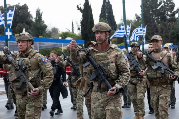Які країни вже повернули військову повинність? 7 Члени грецького спецназу проходять парад перед грецьким парламентом під час Дня незалежності Греції в Афінах, Греція, 25 березня (Фото Софії Потсі/NurPhoto via Getty Images).
