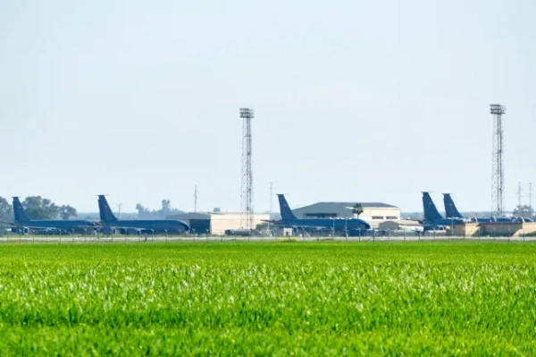 Іспанія "закриває свій повітряний простір для будь-яких літаків, причетних до війни в Ірані" 5 Обов'язкове посилання: Фото Девіда Архони/EPA/Shutterstock (16718507d) Загальний вигляд вантажних літаків ВПС США на парковці на авіабазі Морон у Мороні, Севілья, Іспанія, 1 березня 2026 року. Авіабаза Морон на півдні Іспанії, Морон, Севілья - 1 березня 2026 року