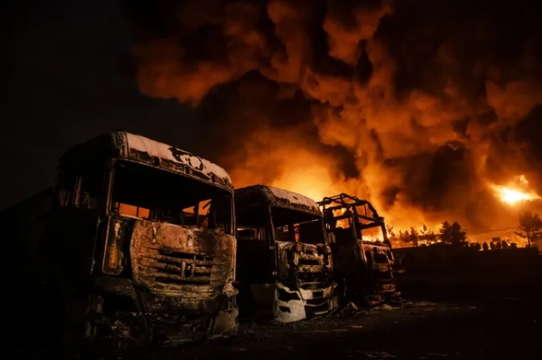 ТЕГЕРАН, ІРАН ​​– 8 БЕРЕЗНЯ: Після атак США та Ізраїлю на нафтобазі Шахран спалахнула пожежа, внаслідок чого численні паливні цистерни та транспортні засоби в цьому районі стали непридатними для використання в Тегерані, Іран, 8 березня 2026 року. (Фото Хассана Гаеді/Anadolu через Getty Images) *** BESTPIX *** 15627035