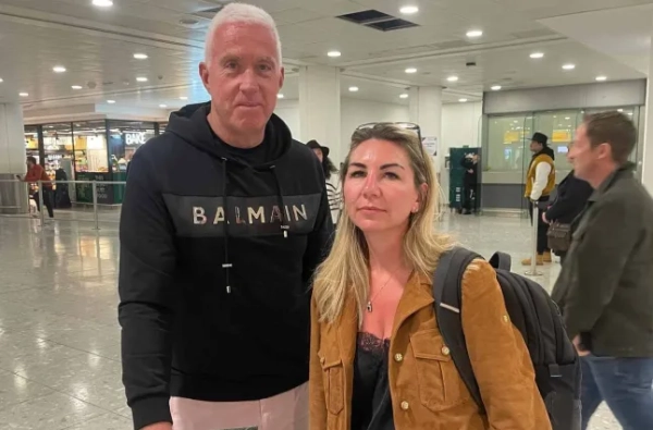 W8media. БЕЗ КРЕДИТУ W8media Хітроу Термінал 3 Дубай Пасажири. Пасажири, які повертаються з Дубая, зітхнули з полегшенням, повернувшись до Великої Британії. Також стійки відправлення в Терміналі 3 авіакомпанії Emirates порожні через обмеження, що зараз діють на польоти до ОАЕ. Фотографували: Кріс та Нікі. Ми з Бата. 06/03/2026.