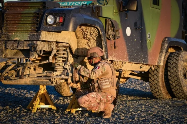 Перевірка фактів щодо Дональда Трампа: усі заяви, які він зробив під час своєї промови в Давосі 10 Французький солдат демонструє операцію механічного обслуговування на легкоброньованому транспортному засобі французької армії PVP під час військових навчань