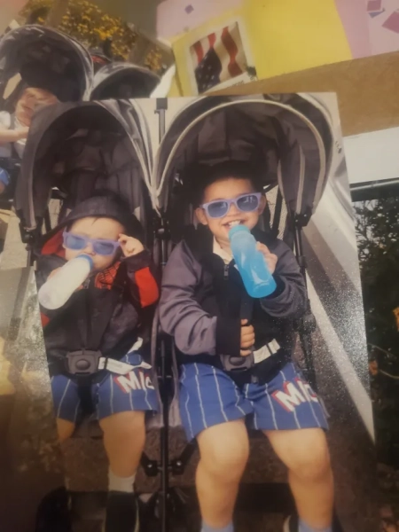 Майя Ернандес. Каліфорнійська мама проміняла життя свого однорічного сина на «марнославство», залишивши його в задушливій машині при температурі 48 градусів Цельсія, щоб зробити ін'єкції в губи, звинуватили прокурори. Майя Ернандес нібито залишила маленького Амілліо Гутьєрреса та свого іншого дворічного сина у своїй машині на парковці, поки сама 29 червня заскочила до медичного спа-центру в Бейкерсфілді, Каліфорнія, на 2,5 години, щоб подихати вітерцем та зробити губи пухкими. Амілліо Гутьєррес помер 29 червня після того, як його залишили в машині на 2,5 години спекотного каліфорнійського дня, стверджують прокурори. https://www.facebook.com/cassie.n.kirkland/photos https://www.facebook.com/katie.martinez.1414 https://www.facebook.com/profile/100000525972282/search/?q=maya