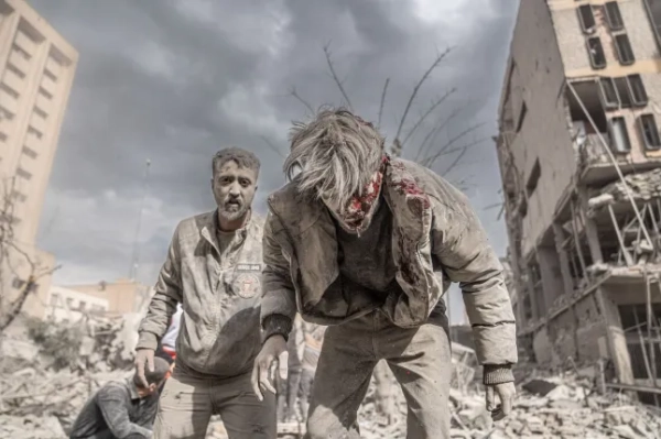 Американські солдати заявили, що конфлікт в Ірані – це «Божий план спровокувати Армагеддон» 5 Обов'язкове посилання: Фото Parspix/ABACA/Shutterstock (16722173e) На цьому фото зображено сцену після авіаудару поблизу площі Фірдоусі в центрі Тегерана, Іран, 3 березня 2026 року. Новий авіаудар США та Ізраїлю в Тегерані - Іран - 03 березня 2026 року