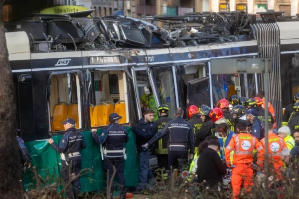 Обов’язкове джерело: фото Stefano Porta/LaPresse/Shutterstock (16716120p) DERAGLIAMENTO TRAM LINEA 9 IN VIALE VITTORIO VENETO – Milano, Italia – Venerd?, 27 febbraio 2026 Milan – Трамвай зійшов з рейок, шахта, Італія – 27 лютого 2026