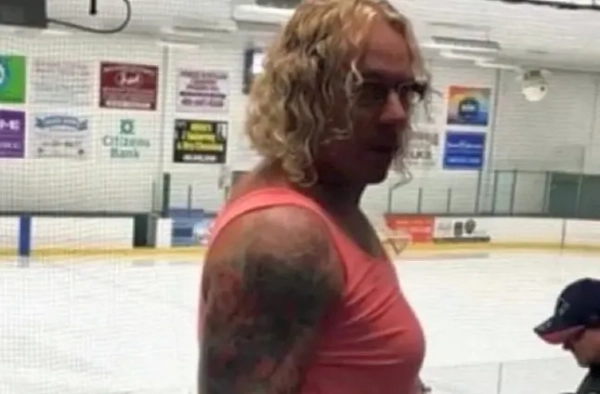 ПІДПИС ДО ВІДЕО MOL - 56-річного Роберта Дорган, якого також називали Робертою Еспозіто, було ідентифіковано як стрілка, яка відкрив вогонь по членах сім'ї на шкільному хокейному матчі в понеділок. ЗАЧЕКАЙТЕ ПІДТВЕРДЖЕННЯ. Тут видно на попередньому хокейному матчі Роберта Донгана, також відомого як Роберта Еспозіто, на зображеннях зі сторінки Донгана у Facebook. Поліція ідентифікувала стрілка, який убив двох людей і тяжко поранив трьох інших на шкільному хокейному матчі в Род-Айленді в понеділок вдень, як Роберта Дорган і повідомила, що він використовував жіноче ім'я. 56-річний батько, який застрелив членів сім'ї та друга сім'ї, перш ніж повернути зброю проти себе після смертельної розправи на ковзанці в Потакеті, використовував псевдонім Роберта Еспозіто, повідомила начальник поліції Потакету Тіна Гонсалвес під час прес-конференції в понеділок увечері. «Ми також дізналися, що людина використовує ім'я Роберта, а також прізвище Еспозіто». Дорган є батьком старшокласника середньої школи Норт-Провіденс, який брав участь у хокейному турнірі, повідомляє місцева телеканал WPRI. Підозрюваний у стрільбі сидів біля задньої частини трибун на боці господарів поля під час гри, перш ніж перейшов вперед і відкрив вогонь по чотирьох членах сім'ї та одному другу сім'ї, повідомляє видання. Серед загиблих були мати та брат учня, повідомили видання кілька джерел. Мати дитини Дорган померла всередині Lynch Arena, а брат помер у лікарні, за даними джерел. Станом на вечір понеділка троє постраждалих перебувають у критичному стані.