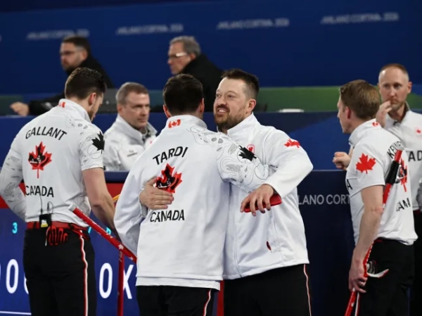 Олімпійські ігри 2026 року в Мілані, Кортіна - Керлінг - Чоловічий круговий турнір, сесія 8 - Чехія проти Канади - Олімпійський стадіон з керлінгу в Кортіні, Кортіна-д'Ампеццо, Італія - 16 лютого 2026 року. Бретт Галлант з Канади, Бред Джейкобс з Канади, Тайлер Тарді з Канади та Марк Кеннеді з Канади святкують перемогу у матчі проти Чехії REUTERS/Jennifer Lorenzini