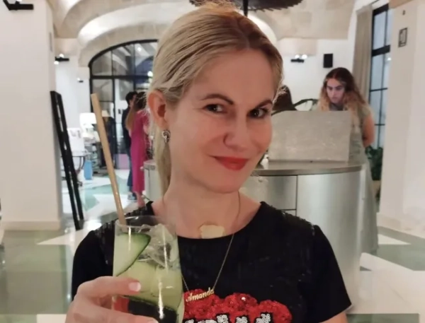 **ЗОБРАЖЕННЯ ЗАГАЛЬНИХ СТОРІНОК ІЗ SOLARPIX.COM** **ПЛАТА ЗА ВИКОРИСТАННЯ ОНЛАЙН-СЕРВІСУ У ВЕЛИКОБРИТАНІЇ ЗА КОЖНЕ ЗОБРАЖЕННЯ: 1-ше 40,00 фунтів стерлінгів, 2-ге 20,00 фунтів стерлінгів, ВКЛЮЧАЮЧИ ВІДЕОКАМЕТРІЇ. - БЕЗ ОБМЕЖЕННЯ ЦІНИ - ПЛАТІЖ ЗА ВІДЕО ЗА СТАНДАРТНИМИ ТАРИФАМИ** **ПОВНИЙ ТЕКСТ: ЖЕРАРД КУЗЕНС - ТЕЛ.: +34 659 567 821** ПОСИЛАННЯ НА РОБОТУ: 23362 ASA/GC/SM ДАТА: 21.02.2026 Підпис: Британську телеведучу Аманду Джеффрі заарештували за ймовірне отруєння чоловіка на Майорці. 45-річну інфлюенсерку, яка має майже 400 000 підписників в Instagram, затримали за підозрою у замаху на вбивство на іспанському острові в середу. Арешт відбувся після того, як її чоловік, бізнесмен, повідомив поліції, що його отруїли. За даними поліції, інцидент стався 10 січня. Чоловік почав почуватися погано після того, як випив келих вина, приготованого Джеффрі в їхньому будинку. Його терміново доправили до лікарні в Пальмі, де він провів чотири дні. Були проведені аналізи, щоб визначити причину його загадкової хвороби. Вони виявили, що його отруїли високою дозою бензодіазепінів – транквілізатора. Після виписки з лікарні чоловік одразу ж звернувся до відділку Національної поліції та повідомив, що його отруїла дружина. На цьому фото: Аманда Джеффрі – публікації в соціальних мережах *ПОВІДОМЛЕННЯ ПРО ВІДМОВУ ВІД АВТОРСЬКИХ ПРАВ SOLARPIX** Вищезазначені збори стосуються лише надання цих зображень та відео з Інтернету/веб-джерел, і Solarpix не несе відповідальності за будь-які порушення авторських прав, використання наданих зображень та публікація зображень здійснюється виключно на ваш розсуд.**Усі запити надсилайте на електронну адресу alert@solarpix.com або телефонуйте за номером +34 609568865