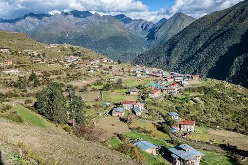 Село Лая, оточене горами, район Гаса, Снігова стежка, Бутан