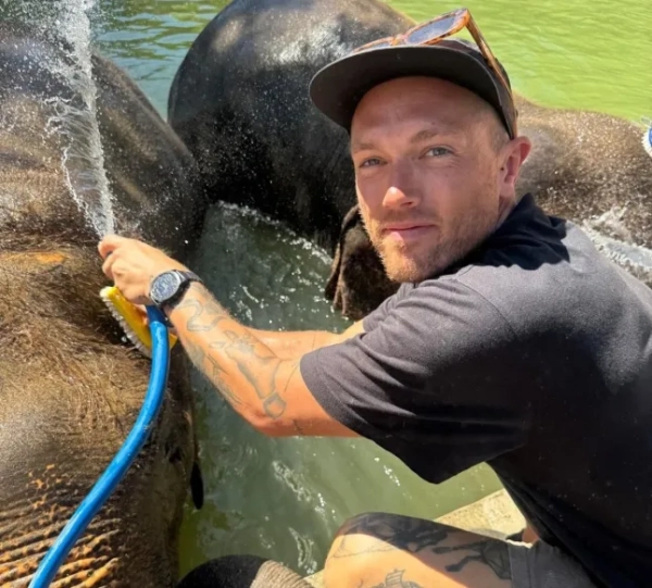 Том Пардхі миє слона в Таїланді.