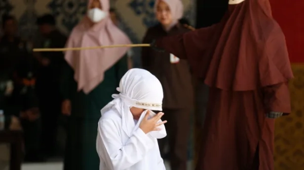 Щонайменше вісім людей загинули внаслідок падіння автобуса на узбіччя дороги в Туреччині 4 epa12689885 Реакція жінки з Ачеха на побиття батогом під час публічного покарання за порушення законів шаріату в Банда-Ачех, Індонезія, 29 січня 2026 року. Суддя Шаріатського суду Банда-Ачех засудив і покарав шістьох осіб від 23 до 140 ударів батогом кожного за статеві стосунки поза шлюбом та порушення законів шаріату. Ачех — єдина провінція в Індонезії, яка запровадила закони шаріату та вважає лесбійські, гомосексуальні, бісексуальні стосунки та секс поза шлюбом порушеннями закону. EPA/HOTLI SIMANDŽUNTAK