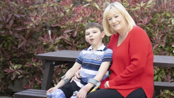 Обов'язкове джерело: Фото Invicta Kent Media/Shutterstock (12931817t) Паула та Тоні Хаджелл сьогодні вдома у своєму саду у Вест-Моллінгу, графство Кент. Паула одужує після операції з видалення раку, а Тоні має нові ноги. Паула Хаджелл та прийомний син Тоні, Вест-Моллінг, Велика Британія - 5 травня 2022 року