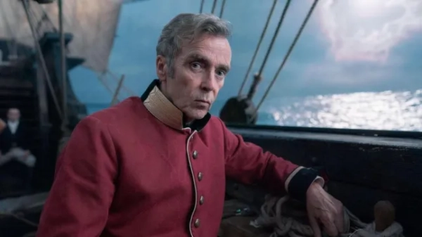 Джон Ганна одягнений у червону куртку у сцені з мультфільму 