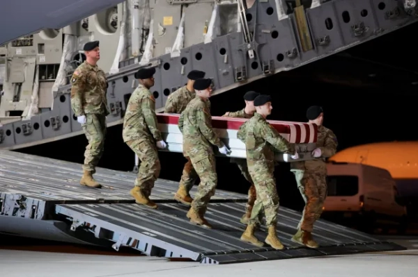 Іранський удар поранив 12 американських солдатів, Ємен розпочав атаку та приєднався до війни 8 Військовослужбовці несуть передавальний ящик під час гідної церемонії перенесення останків сержанта армії США Бенджаміна Пеннінгтона, який помер 8 березня від поранень, отриманих під час нападу 1 березня на авіабазу Принца Султана в Саудівській Аравії, на авіабазі Довер у Довері, штат Делавер, США, 9 березня 2026 року. REUTERS/Kylie Cooper