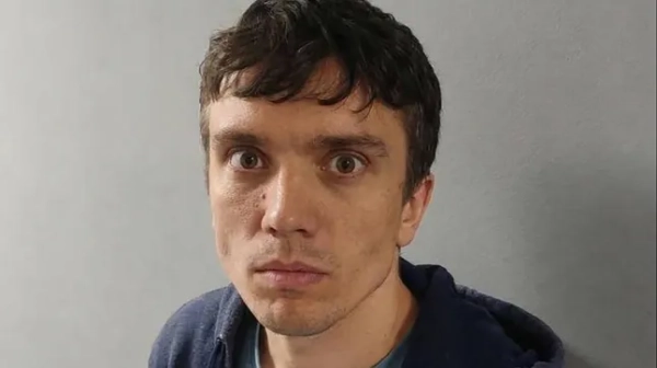 30-річного росіянина Тимура Демиденка затримали за підозрою у вбивстві ножем 29-річної жінки в Санкт-Петербурзі, підозрюючи її у британській шпигунстві.