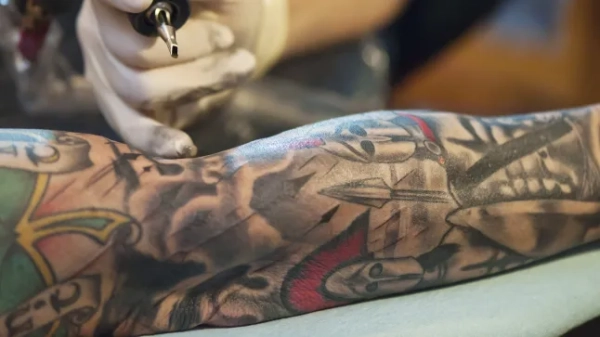 Я дуже шкодую про татуювання, які зробив у 18 років – тепер я їх зафарбовую. 13