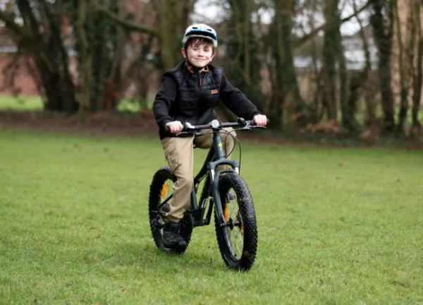 9-річний хлопчик став першим у Великій Британії, якому зробили новаторську операцію з подовження ніг 9