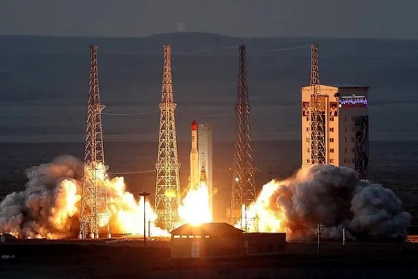 Побоювання щодо можливості досягнення іранськими ракетами Лондона після атаки на Дієго-Гарсію. Експерти також припустили, що Іран міг використовувати космічну ракету-носій, щоб його балістичні ракети досягли Дієго-Гарсії. На фото: Запуск супутникового носія з космопорту Імама Хомейні в Семнані, грудень 2024 року. Фото: Getty/IDM