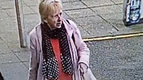 Літня жінка на відеоспостереженні біля магазину