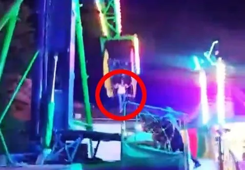 Молода жінка в Мексиці пережила жахливе зіткнення з катастрофою... її драматично зафіксував чоловік на землі внизу після того, як вона зісковзнула з несправного карнавального атракціону. Все це розгорталося на камеру на Великодньому ярмарку в Ометепеку, де 