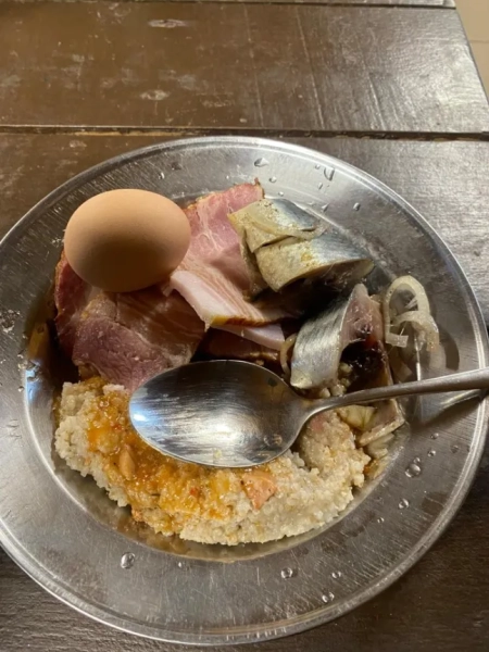 Тисячі іноземних бійців, деякі з яких ніколи не стріляли зі зброї, у рекордній кількості стікаються в окопи східного фронту України якраз вчасно для очікуваного наступу Володимира Путіна. Солдати з таких віддалених місць, як Намібія, Колумбія та Кройдон, спокусилися проявити себе на полі бою, перетворюючись із стурбованих цивільних осіб на бойово готових стрільців, які заробляють 2150 фунтів стерлінгів на місяць лише за чотири тижні інтенсивних тренувань. Київські вербувальники відзначають свій успіх у просуванні міжнародного легіону в соціальних мережах і називають рекордну кількість добровольців, які зголосилися заповнити їхню передову, своєю «надсилою» порівняно з найманцями та жорсткими стратегіями призову ворога.