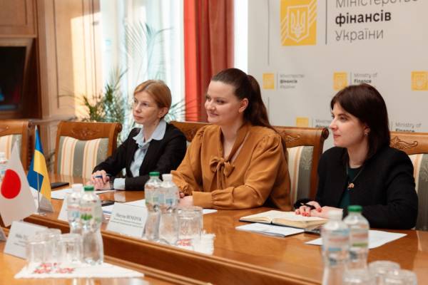 Україна очікує на посилену фінансову допомогу з Японії. 6
