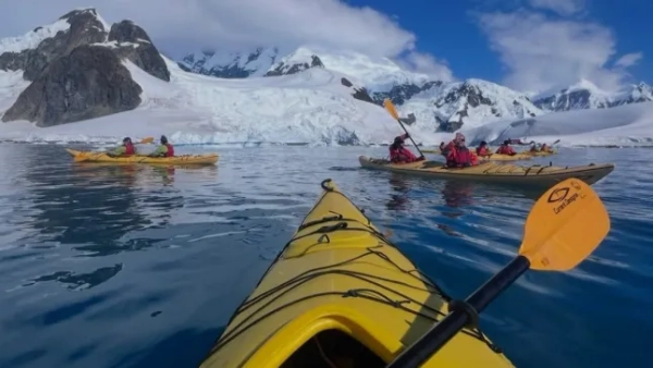 Ніколь Кідман бере з собою дочок-двійників у подорож на тлі чуток про те, що Кіт Урбан «рухався далі» 12