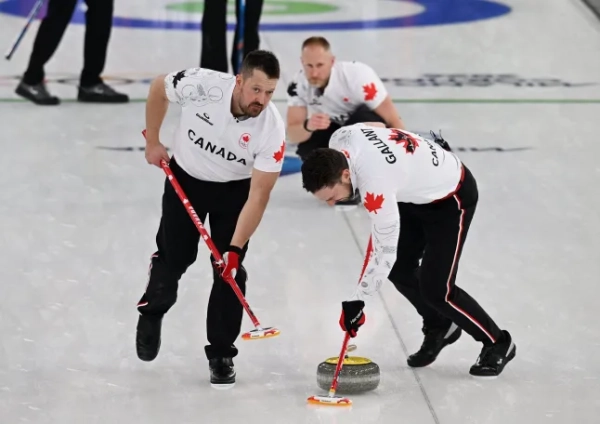 Олімпійські ігри 2026 року в Мілані, Кортіна - Керлінг - Чоловічий круговий турнір, сесія 8 - Чехія проти Канади - Олімпійський стадіон з керлінгу в Кортіні, Кортіна-д'Ампеццо, Італія - 16 лютого 2026 року. Бретт Галлант з Канади в дії з Беном Ебертом з Канади під час їхнього матчу проти Чехії REUTERS/Jennifer Lorenzini
