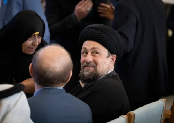 Ось хто претендує на посаду наступного Верховного лідера Ірану 11 Хасан Хомейні, онук покійного лідера Ірану аятоли Рухолли Хомейні, спостерігає за цим під час церемонії відкриття лікарні Хашемі Рафсанджані, комплексного онкологічного центру, на півночі Тегерана, Іран, 9 січня 2025 року. (Фото Мортези Нікубазла/NurPhoto via Getty Images)