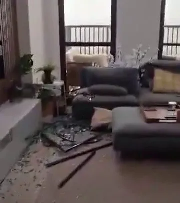 Розбите скло та розбиті меблі розкидані по підлозі розкішної квартири після авіаудару (Фото: X)